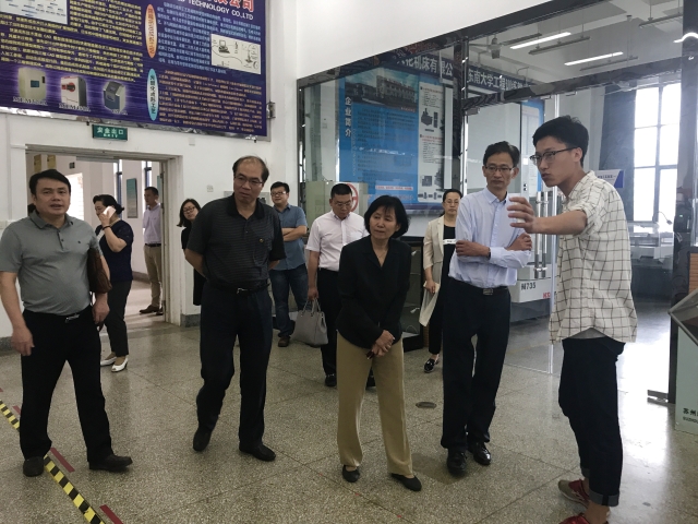 调研组听取方程式赛车队负责人介绍 调研组听取方程式赛车队负责人介绍