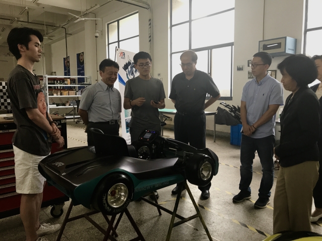 调研组专家观看学生创业团队研发的儿童卡丁车现场演示 调研组专家观看学生创业团队研发的儿童卡丁车现场演示