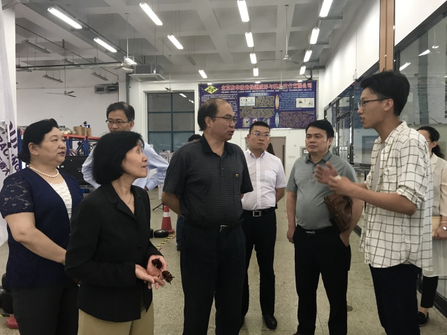 调研组专家与车队负责人亲切交流 调研组专家与车队负责人亲切交流